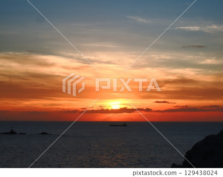 Sunset over the sea Sunset over the sea 129438024