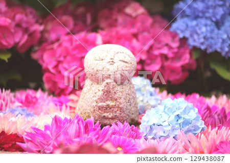 Jizou and Hydrangea flowers 129438087