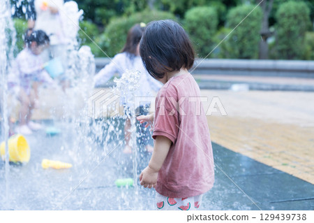 日本幼兒在公寓大樓的噴泉玩耍 129439738