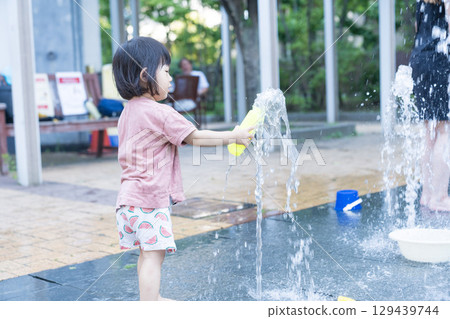 日本幼兒在公寓大樓的噴泉玩耍 129439744