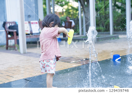 日本幼兒在公寓大樓的噴泉玩耍 129439746