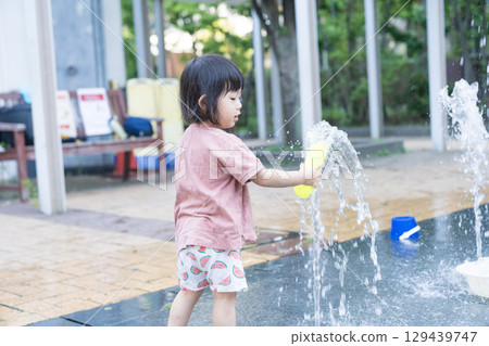 日本幼兒在公寓大樓的噴泉玩耍 129439747
