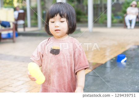 日本幼兒在公寓大樓的噴泉玩耍 129439751