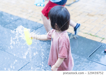 日本幼兒在公寓大樓的噴泉玩耍 129439752