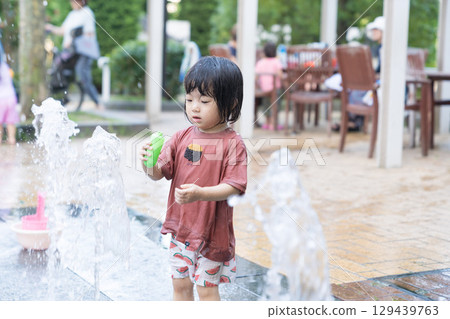 日本幼兒在公寓大樓的噴泉玩耍 129439763