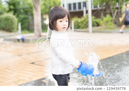 日本幼兒在公寓大樓的噴泉玩耍 129439776