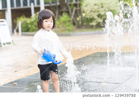 Japanese toddlers playing in the fountain at the apartment complex Japanese toddlers playing in the fountain at the apartment complex 129439788
