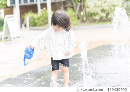 日本幼兒在公寓大樓的噴泉玩耍 129439793