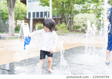 日本幼兒在公寓大樓的噴泉玩耍 129439794