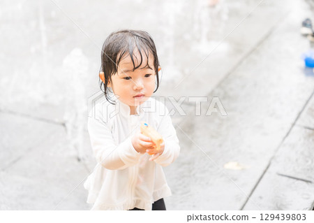日本幼兒在公寓大樓的噴泉玩耍 129439803