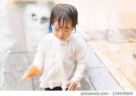 日本幼兒在公寓大樓的噴泉玩耍 129439804