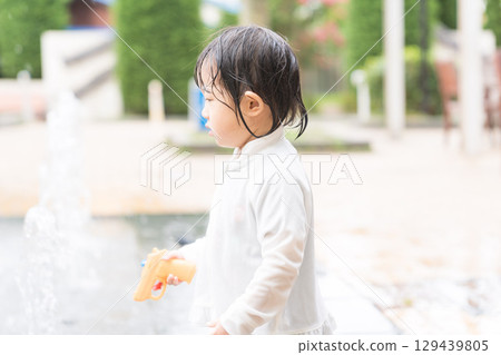 日本幼兒在公寓大樓的噴泉玩耍 129439805