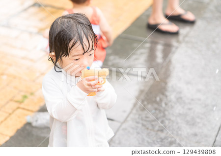 日本幼兒在公寓大樓的噴泉玩耍 129439808