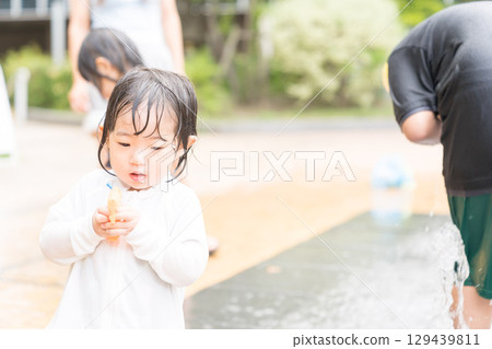 日本幼兒在公寓大樓的噴泉玩耍 129439811