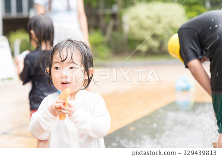 日本幼兒在公寓大樓的噴泉玩耍 129439813