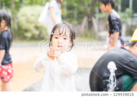 日本幼兒在公寓大樓的噴泉玩耍 129439818