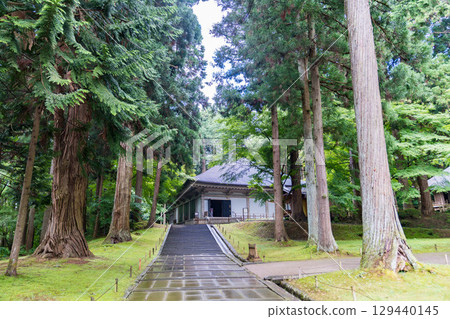 The covering hall of the Golden Hall of Chusonji Temple, a World Heritage Site 129440145
