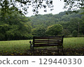 安靜的雨天公園和木凳 129440330