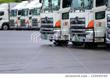排隊的卡車圖像 129440389