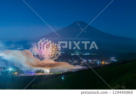 忍野山頂月光照亮的富士山與忍野八海祭的煙火 忍野山頂月光照亮的富士山與忍野八海祭的煙火 129440969
