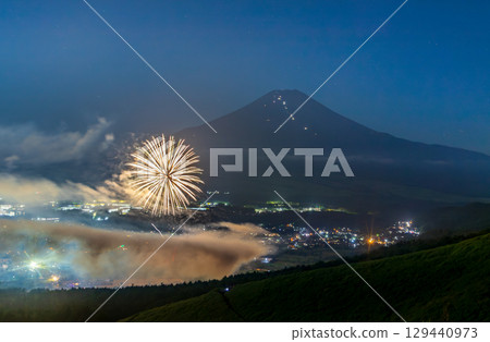 忍野山頂月光照亮的富士山與忍野八海祭的煙火 忍野山頂月光照亮的富士山與忍野八海祭的煙火 129440973