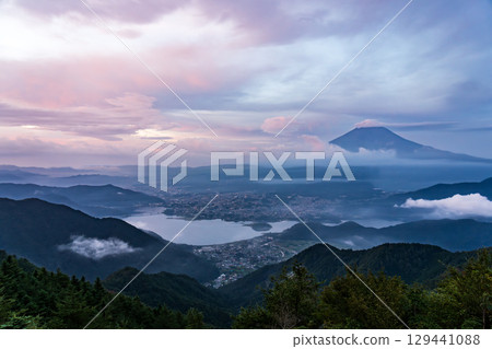 黎明時分，新道峠的富士山被神秘的雲彩點綴 129441088