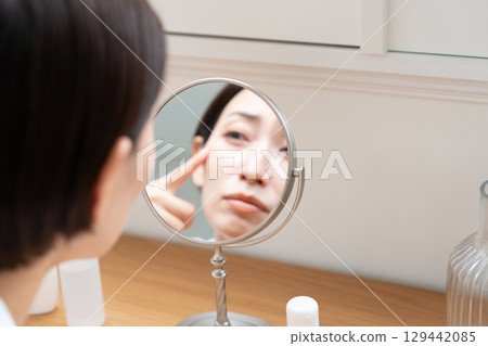 照鏡子擔心自己的皮膚 照鏡子擔心自己的皮膚 129442085
