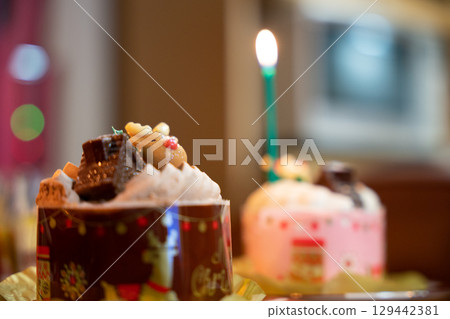 點亮聖誕蛋糕 點亮聖誕蛋糕 129442381