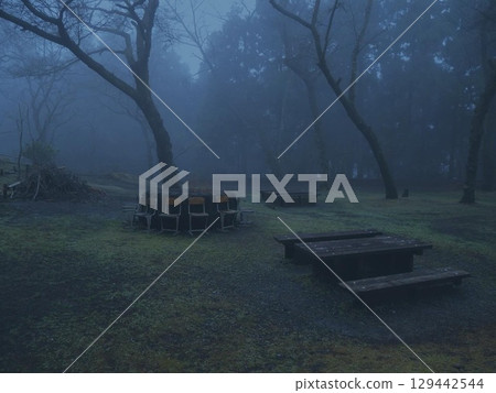 A rest area hidden by thick fog 129442544