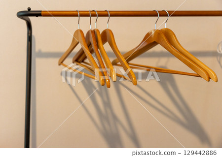 木衣架及其在牆上的影子 129442886