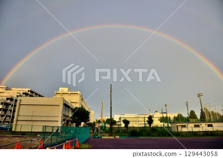 秋島市雨後天空出現一道鮮豔的彩虹 129443058