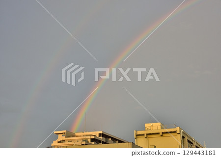 秋島市雨後天空出現一道鮮豔的彩虹 秋島市雨後天空出現一道鮮豔的彩虹 129443181