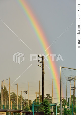秋島市雨後天空出現一道鮮豔的彩虹 129443223