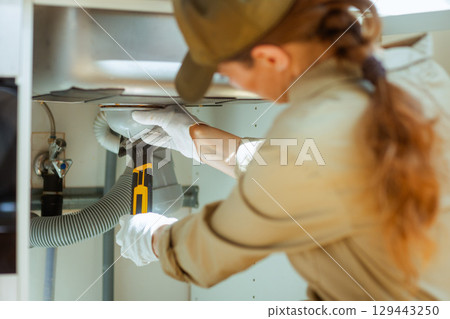 Tightening Sink Pipe Fitting 129443250