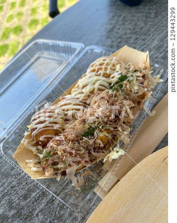 鰹魚章魚燒 - 戶外享用章魚燒 - 豐富的醬汁和蛋黃醬 鰹魚章魚燒 - 戶外享用章魚燒 - 豐富的醬汁和蛋黃醬 129443299