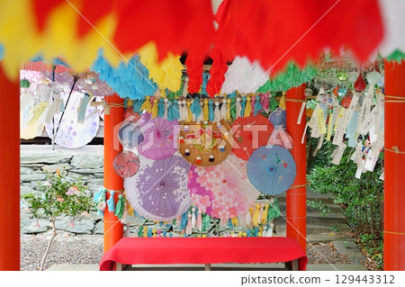 和歌山縣春日神社的風鈴節上展出了許多色彩繽紛的「照照坊主」娃娃、日本傘和風鈴。 129443312