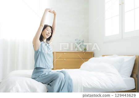 躺在床上放鬆的女人 129443629