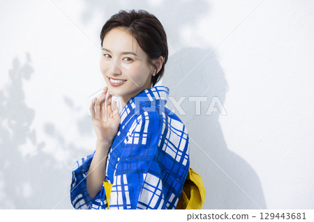 一個女人穿著浴衣 一個女人穿著浴衣 129443681