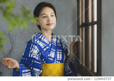 一個女人穿著浴衣 129443737