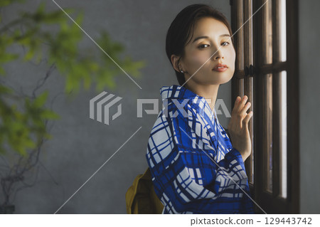 A woman in a yukata 129443742