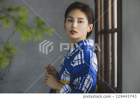A woman in a yukata 129443743