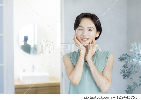 一位女士在浴室裡做皮膚護理 一位女士在浴室裡做皮膚護理 129443755