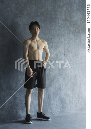 鍛煉肌肉的男人 129443786