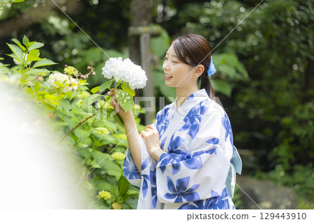 穿浴衣的男人和女人 129443910