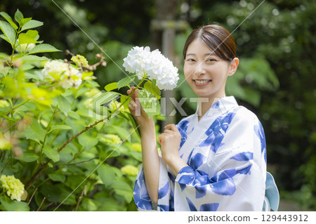 Men and women wearing yukata 129443912