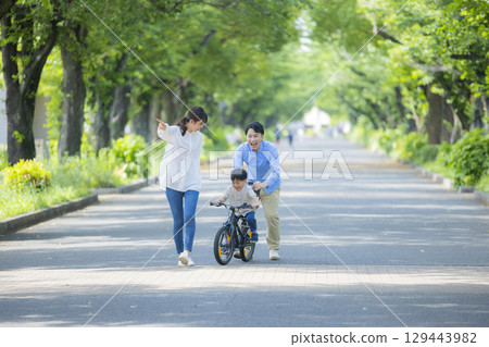 走在新鮮的綠色公園的家庭 走在新鮮的綠色公園的家庭 129443982