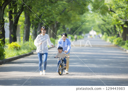 Family walking in the fresh green park 129443983