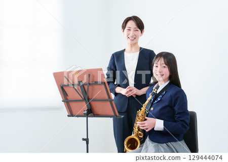 拿著薩克斯風的女學生和老師的肖像 129444074