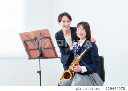 拿著薩克斯風的女學生和老師的肖像 129444078