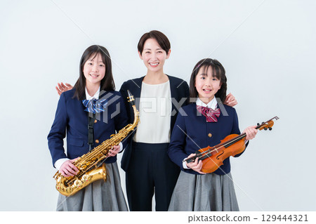 音樂老師與女學生合影 129444321